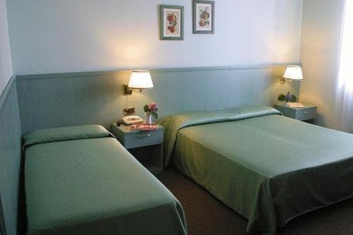 Albergo Della Corona Binasco Bagian luar foto