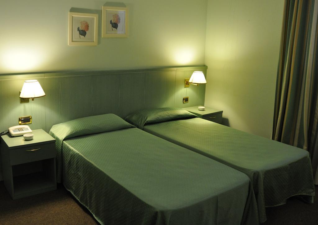 Albergo Della Corona Binasco Bagian luar foto
