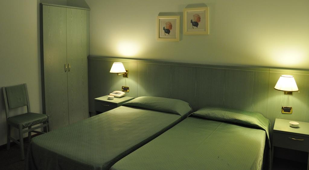 Albergo Della Corona Binasco Bagian luar foto
