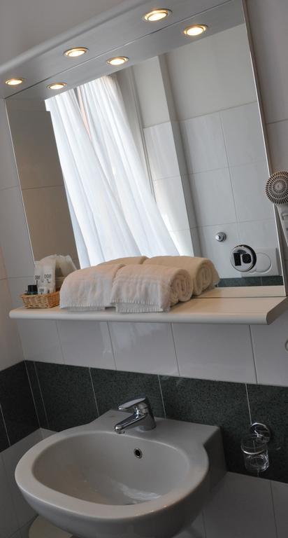 Albergo Della Corona Binasco Bagian luar foto