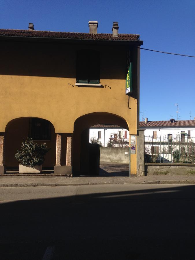 Albergo Della Corona Binasco Bagian luar foto