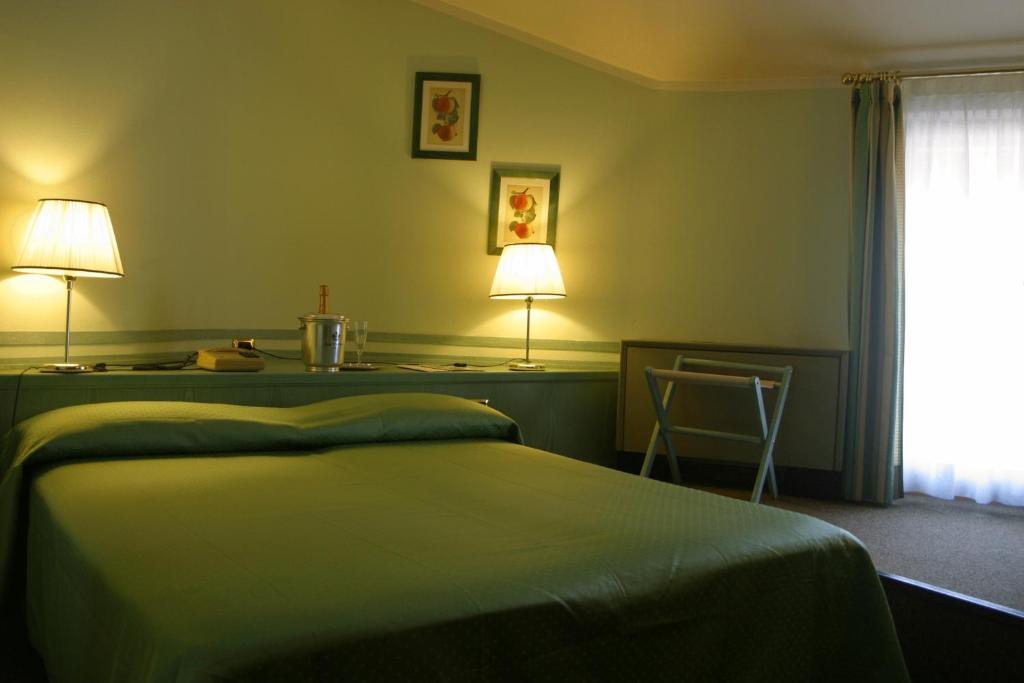 Albergo Della Corona Binasco Bagian luar foto