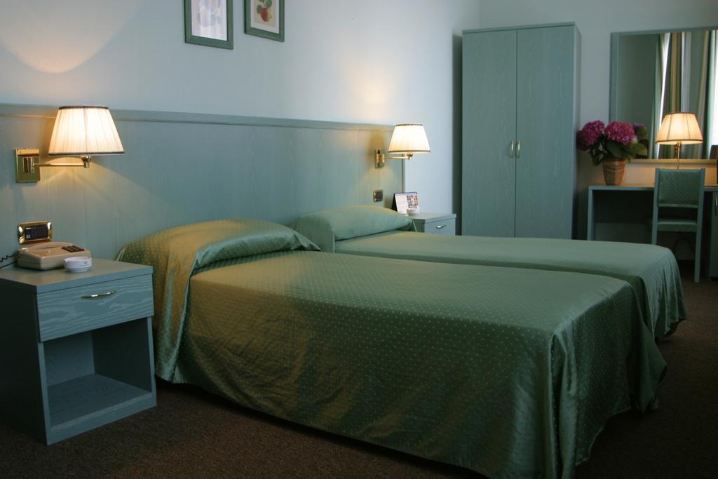 Albergo Della Corona Binasco Bagian luar foto