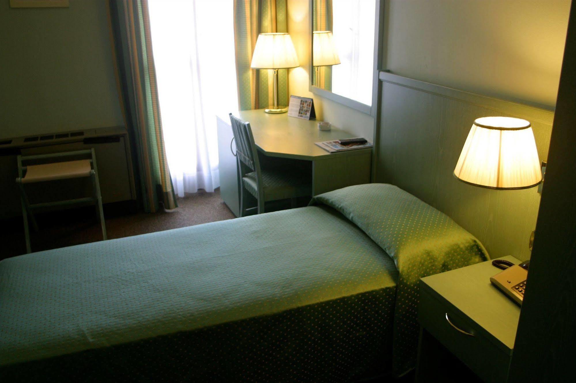 Albergo Della Corona Binasco Bagian luar foto