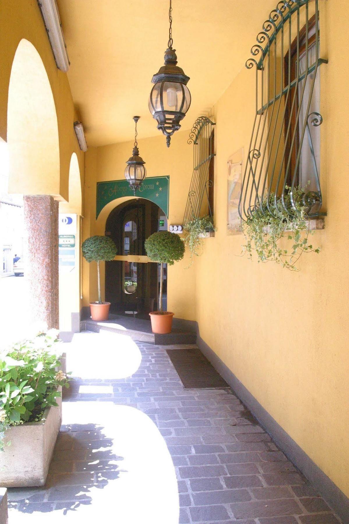 Albergo Della Corona Binasco Bagian luar foto
