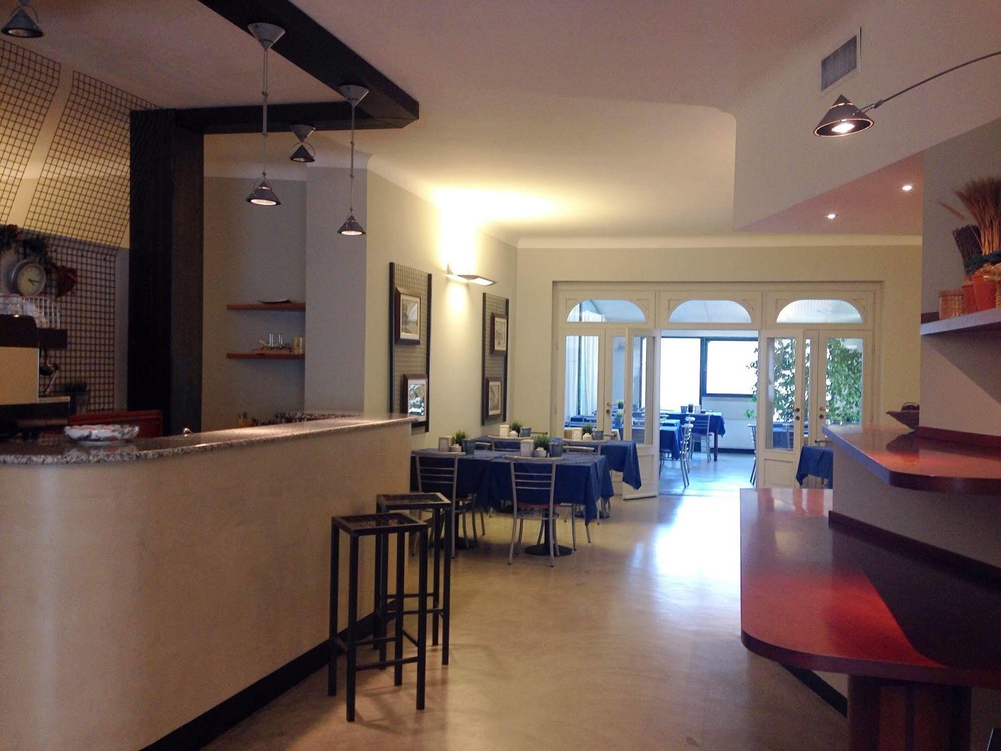 Albergo Della Corona Binasco Bagian luar foto